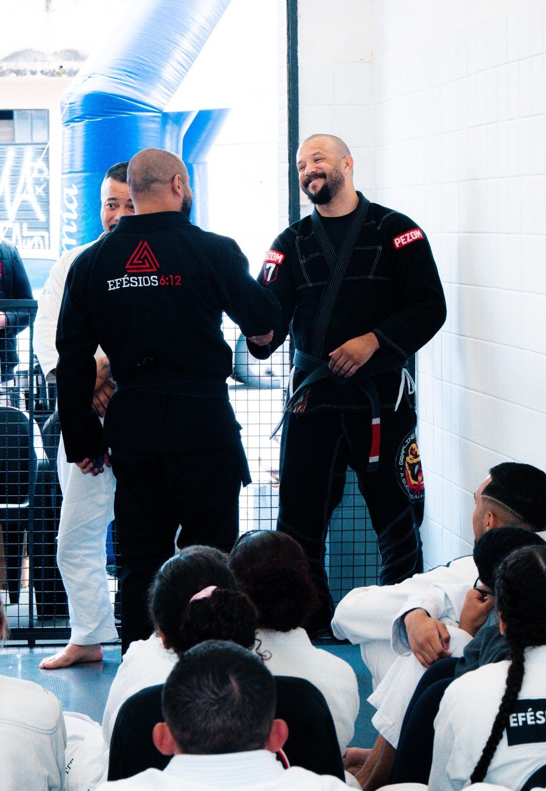 Ambiente de treino na LPV - Ribas BJJ com logo ao fundo